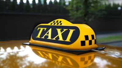 У Чернівцях суд наклав великий штраф на таксиста, який на «євроблясі» підбирав по дорозі пасажирів