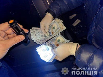 У Чернівцях затримали шахрая, що вимагав у чоловіка 5 тисяч доларів