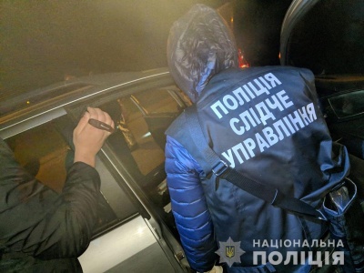 У Чернівцях затримали шахрая, що вимагав у чоловіка 5 тисяч доларів