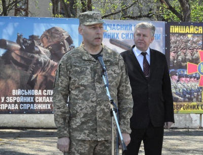 На Буковині групу юнаків урочисто відправили на строкову військову службу – фото