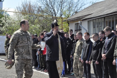 На Буковині групу юнаків урочисто відправили на строкову військову службу – фото