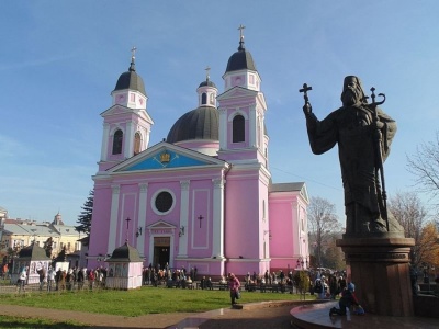 Коли у храмах Чернівців будуть освячувати Великодні кошики