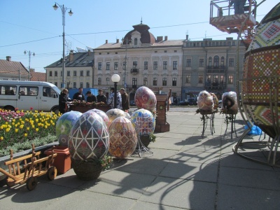 У центрі Чернівців встановлюють велетенські писанки – фото