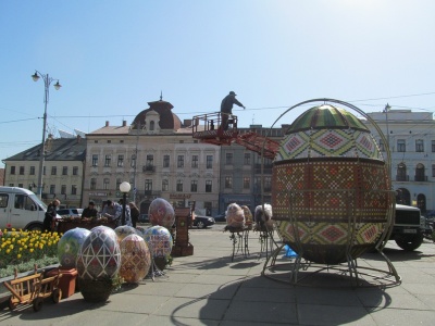 У центрі Чернівців встановлюють велетенські писанки – фото