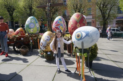 У Чернівцях урочисто відкрили виставку гігантських писанок – фото