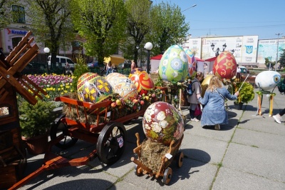 У Чернівцях урочисто відкрили виставку гігантських писанок – фото