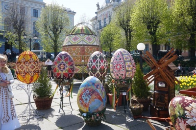 У Чернівцях урочисто відкрили виставку гігантських писанок – фото