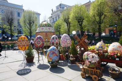 У Чернівцях урочисто відкрили виставку гігантських писанок – фото