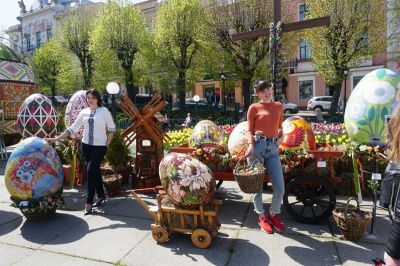 У Чернівцях урочисто відкрили виставку гігантських писанок – фото