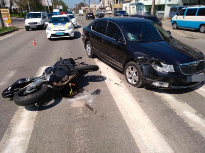 У Чернівцях легковик зіткнувся з мотоциклом, одна особа постраждала – фото