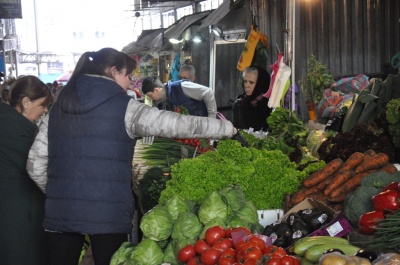 Чи забагато нітратів у редисці й огірках: МБ перевірив ранні овочі на ринку в Чернівцях