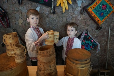 «Великодній кошик складаємо разом»: багатодітна сім’я буковинців розповіла про традиції на Пасху