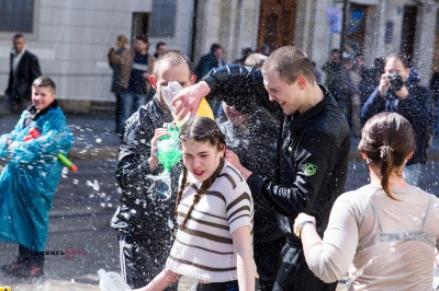 «Вливаний понеділок: чому дівчат обливають водою