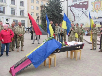 Чернівці попрощалися із бійцем АТО, який помер після важкої хвороби – фото