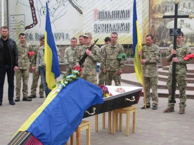 Чернівці попрощалися із бійцем АТО, який помер після важкої хвороби – фото