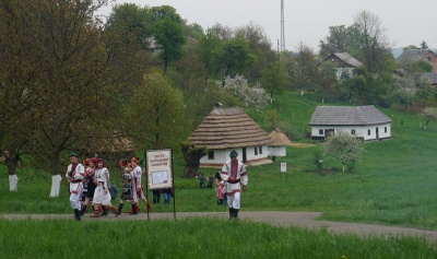 "Христос Воскрес! Воскресне Україна!": у Чернівцях святкували Великдень просто неба - фото