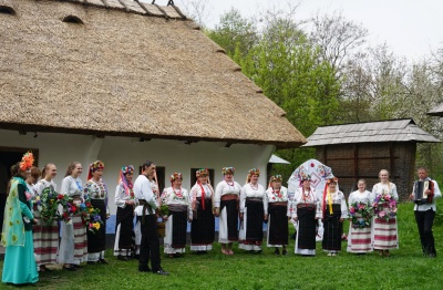 "Христос Воскрес! Воскресне Україна!": у Чернівцях святкували Великдень просто неба - фото