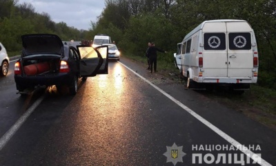 На Буковині легковик врізався у мікроавтобус, двоє травмованих