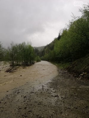 На Буковині затопило гірську дорогу, яку не можуть відремонтувати 11 років