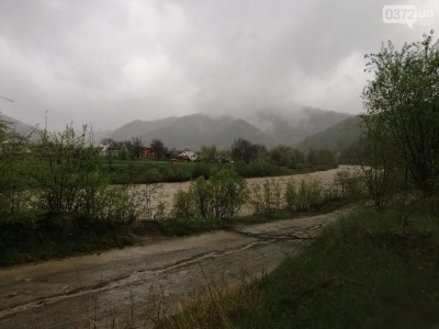 На Буковині затопило гірську дорогу, яку не можуть відремонтувати 11 років