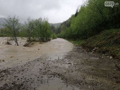 На Буковині затопило гірську дорогу, яку не можуть відремонтувати 11 років