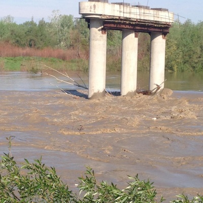 Вода прибуває: на Буковині підтопило міст через Прут у Маршинцях – фото