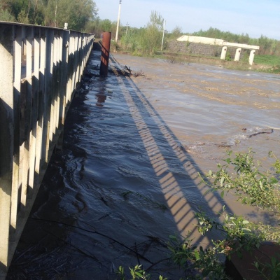 Вода прибуває: на Буковині підтопило міст через Прут у Маршинцях – фото