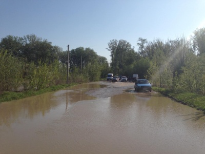 Вода прибуває: на Буковині підтопило міст через Прут у Маршинцях – фото