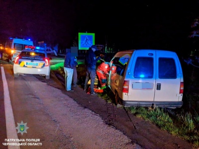 На Буковині у водія Peugeot під час руху стався мікроінсульт, поліція врятувала його