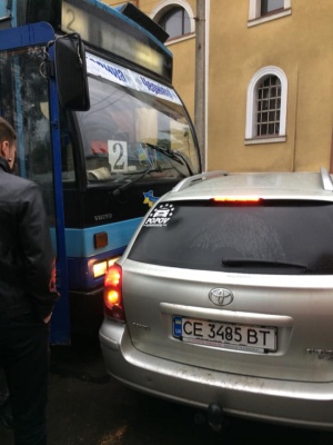 У центрі Чернівців тролейбус зіткнувся з легковиком – фото
