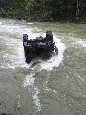 У Карпатах вантажівка з туристами впала в річку з обриву, загинули щонайменше 3 осіб