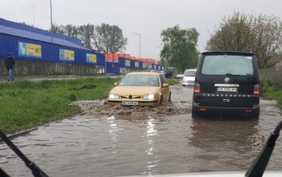 Не дорога, а річка: вулицю біля «Епіцентру» в Чернівцях знову затопило – відео