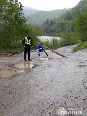 Паводок на Буковині: у гірському селі перекрили дорогу через загрозу підтоплення