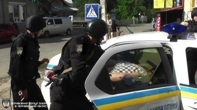 У Чернівцях поліція затримала чоловіка, який удосвіта проник до приміщення магазину