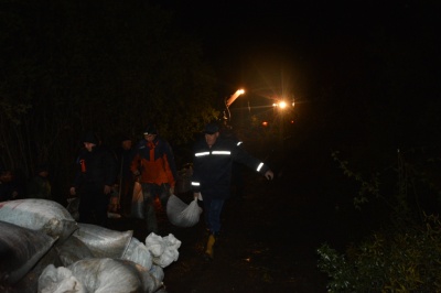 Паводок на Буковині: рятувальники цілу ніч укріплювали дамбу на Черемоші – фото