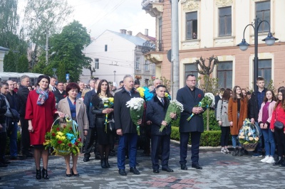 День пам’яті та примирення: чернівчани поклали квіти до пам’ятника Буковинському куреню