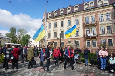 День пам’яті та примирення: чернівчани поклали квіти до пам’ятника Буковинському куреню