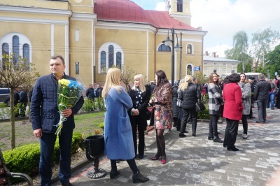 День пам’яті та примирення: чернівчани поклали квіти до пам’ятника Буковинському куреню