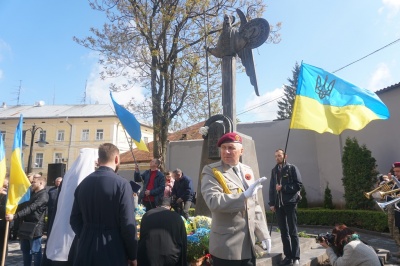 День пам’яті та примирення: чернівчани поклали квіти до пам’ятника Буковинському куреню