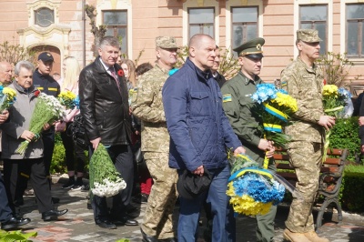 День пам’яті та примирення: чернівчани поклали квіти до пам’ятника Буковинському куреню