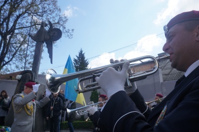 День пам’яті та примирення: чернівчани поклали квіти до пам’ятника Буковинському куреню