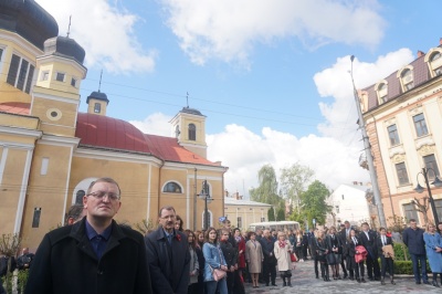 День пам’яті та примирення: чернівчани поклали квіти до пам’ятника Буковинському куреню