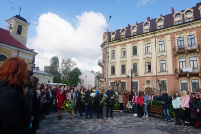 День пам’яті та примирення: чернівчани поклали квіти до пам’ятника Буковинському куреню