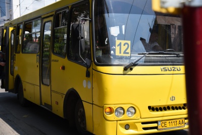 У Чернівцях пенсіонерка випала з маршрутки і серйозно травмувалась