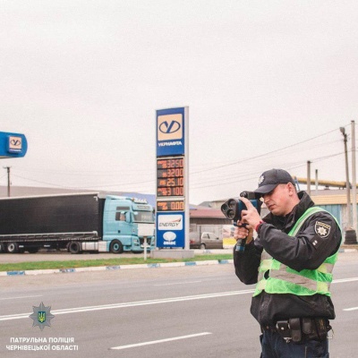 Мчав понад дозволену швидкість: поліція вирішила не штрафувати буковинця, який перевозив вагітну жінку до лікарні