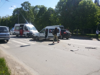 У Чернівцях зіткнулися два легковики, дітей забрала швидка - фото