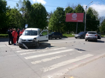 У Чернівцях зіткнулися два легковики, дітей забрала швидка - фото