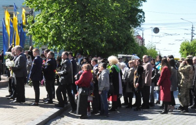 У Чернівцях сотні жителів вшанували пам"ять жертв Другої світової війни – фото