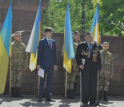 У Чернівцях сотні жителів вшанували пам"ять жертв Другої світової війни – фото