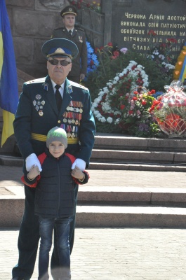 У Чернівцях сотні жителів вшанували пам"ять жертв Другої світової війни – фото